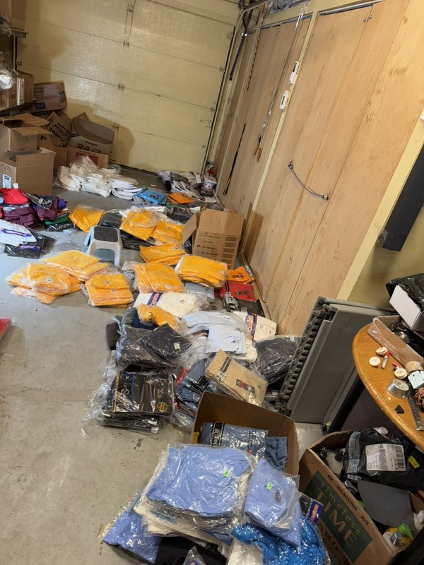Lot Of 1000 Plain Quality T-shirts/v-neck + 200 A-shirt + 200 Durag gallery